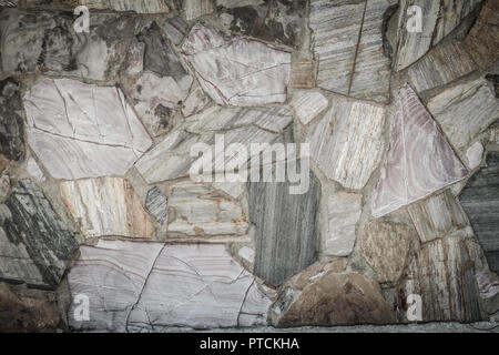 Muro de roca de fondo de textura fluida. Grandes piedras están dispuestas en la pared de fondo perfecta desordenada.
