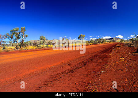 El Australian Outback road, Parque Nacional Karijini, Pilbara, Australia Occidental Foto de stock