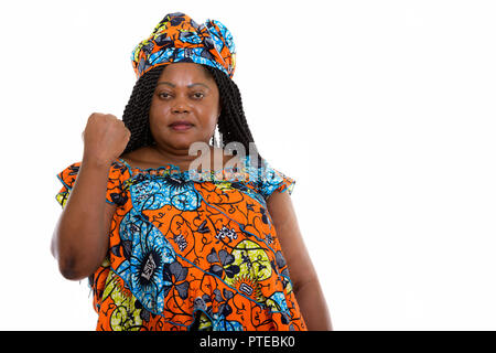 Foto de estudio de grasa africano negro mujer vistiendo la tela tradicional Foto de stock