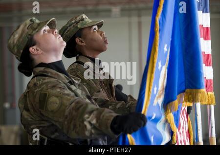 Los miembros de la Guardia de Honor de Bagram conjunto de la Fuerza Aérea de los Estados Unidos y las banderas americanas en su lugar durante la 455Expedicionaria Escuadrón de Mantenimiento de Aeronaves de cambio de mando en el aeródromo de Bagram, Afganistán, 14 de julio de 2017. Durante la ceremonia, el Teniente Coronel Robert Kongaika tomó el mando de la 455EAMXS.
