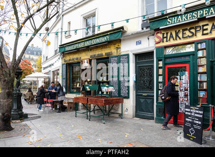 París, Francia - Noviembre 2017: Fachada de la librería Shakespeare and Company, tienda en París, Francia. Foto de stock