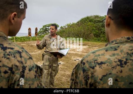 El Sargento del Ejército de Nueva Zelanda. Gral. Paul Buckley, sargento mayor de la compañía para la compañía Delta, explica a los Marines de Estados Unidos con el tercer batallón de Marines 4adjunta a la Task Force 17 Moana Koa, arma las reglas de seguridad antes de participar en un rango de fuego vivo durante el ejercicio TAFAKULA, en la isla de Tongatapu, Tonga, el 21 de julio de 2017. Ejercicio TAFAKULA está diseñado para fortalecer las militares, y las relaciones entre la comunidad de Tonga las Fuerzas Armadas de Su Majestad, el ejército francés de Nueva Caledonia, la Fuerza de Defensa de Nueva Zelandia, y las Fuerzas Armadas de los Estados Unidos. Foto de stock