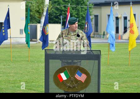 El Coronel Steven M. Marcas, comandante saliente, la guarnición del ejército de EE.UU. Italia, se dirige a la audiencia durante la ceremonia de cambio de mando de guarnición en campo Hoekstra, Caserma Ederle, Vicenza, Italia, 21 de julio, 2017. Foto de stock