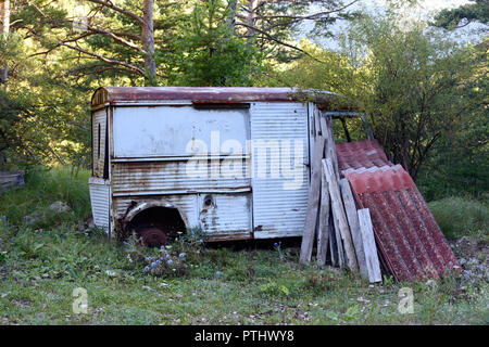 Abandonado Vintage Citroën Tipo H Van en la tala de árboles en el Parque Regional del río Verdon Taloire Provence Francia