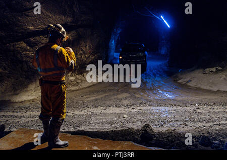 Cerro de Pasco, Perú - 13 Julio 2017: Miner esperando el coche para sacarlo de la mina . Jornada de trabajo terminado Foto de stock