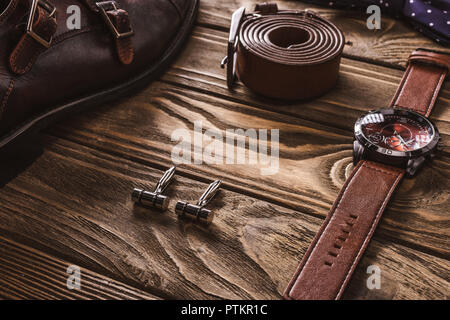 Juego de elegantes accesorios y ropa para hombre sobre fondo de madera  Fotografía de stock - Alamy