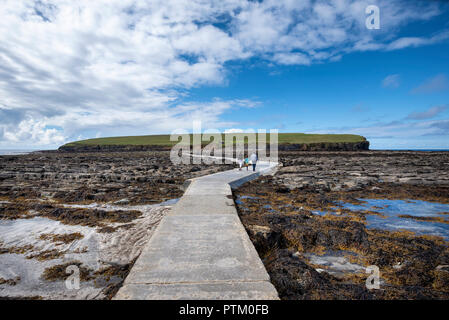 Ruta peatonal en marea baja a la isla de marea Brough de Birsay, Continental, las Islas Orkney, Escocia, Gran Bretaña Foto de stock