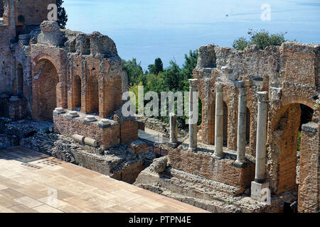 El antiguo teatro greco-romano de Taormina, Sicilia, Italia