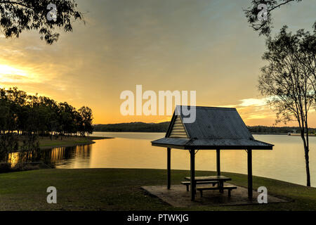 Puesta de sol sobre el lago Samsonvale, en Queensland, Australia. Foto de stock