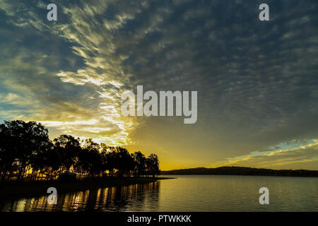 Puesta de sol sobre el lago Samsonvale, en Queensland, Australia. Foto de stock