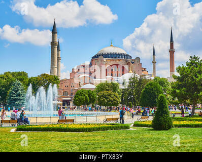 Estambul, Turquía - 10 de julio de 2018. Los ciudadanos caminando en el parque de Sultanahmet con el Hagia Sophia mezquita en el fondo. Estambul, Turquía. Foto de stock