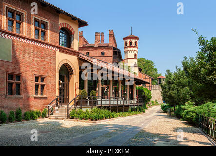 Paseo aldea medieval reconstruido en el Parque Valentino, en Turín, Italia. Foto de stock