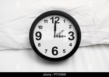 Deshacen la cama, despertador de mesilla Fotografía de stock - Alamy