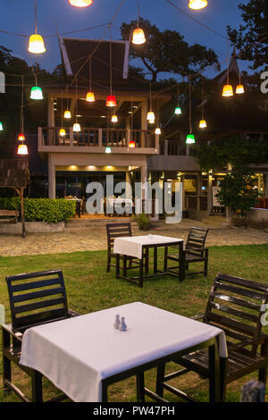 Café al aire libre en un complejo de lujo en la isla de Koh Kood, Tailandia