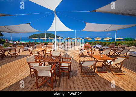 Bar de playa en playa Kastani, al norte de la Isla de Skopelos, Espóradas Magnessia, Tesalia, Grecia. Foto de stock