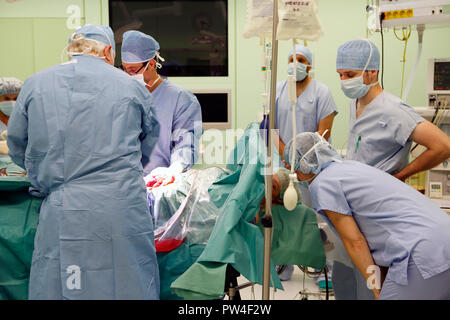 La intervención quirúrgica en el momento del nacimiento en el hospital, cesárea, República Checa Foto de stock