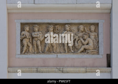 Alivio con los querubines sobre la fachada del antiguo edificio de la Bolsa de Valores en Trieste, Friuli Venezia Giulia, Italia Foto de stock