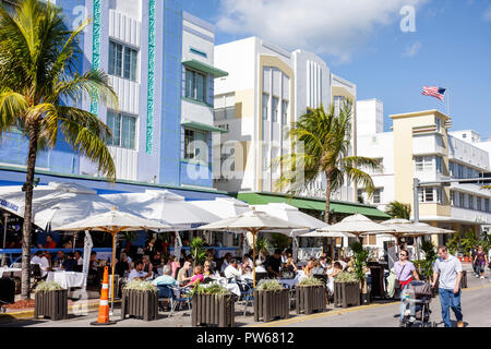 Miami Beach Florida, Ocean Drive, Día de Año Nuevo, Casablanca, hotel, calle, cafetería en la acera, restaurantes, comida, cafetería, sombrillas, al aire libre