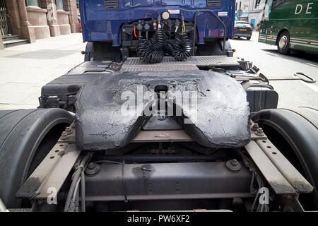 Engrasar el enganche de acoplamiento de la quinta rueda sobre un camión en Liverpool Merseyside England Reino Unido Foto de stock