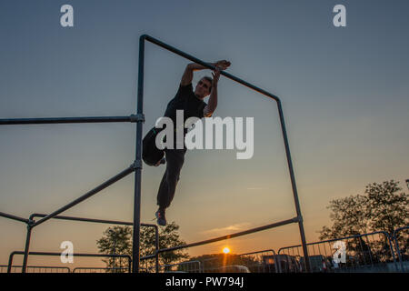 Bergamo, Italia El 12 de octubre de 2018:Parkour 'actividad física en marcha, escalar y saltar para superar un obstáculo