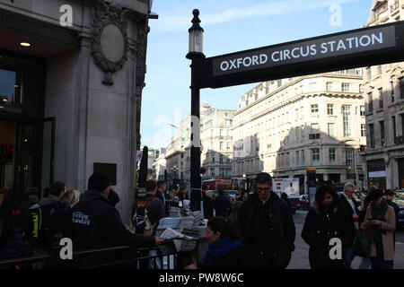 Londres, Reino Unido - 16 de febrero de 2018: Un hombre no identificado da 'Evening Standard, periódico, cerca de la estación de metro de Oxford Circus Foto de stock