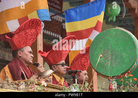 Red Hat monjes budistas tibetanos tradicionales iniciando una danza Cham, Leh, Ladakh, India Foto de stock