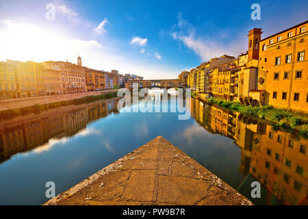 Ponte Vecchio y Florencia waterfront vista del amanecer, la región de Toscana en Italia