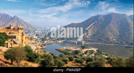 Vista de Amer fuerte Amber y lago Maota, Rajasthan, India Foto de stock