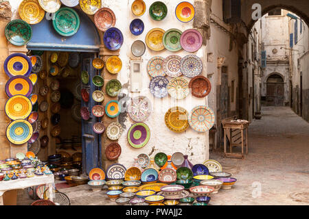 Marruecos Essaouira colorida cerámica y alfarería expuestos para la venta fuera de una tienda en un callejón peatonal. Coloridos y atmosféricos.