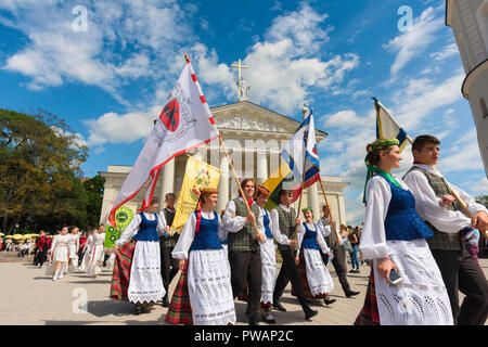 Lituania festival, vista de jóvenes en trajes tradicionales desfilan por la plaza de la Catedral, en el Festival de canciones y danzas de Lituania en Vilnius. Foto de stock