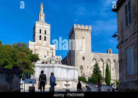 Francia. Vaucluse (84). Avignon. El Palacio de los Papas, un sitio del Patrimonio Mundial de la UNESCO, y la catedral de Notre-Dame des Doms Romano de estilo provenzal Foto de stock
