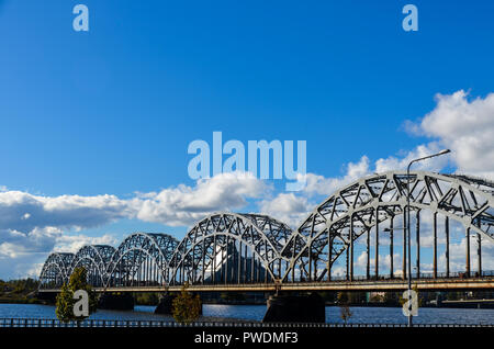 Puente de ferrocarril, Riga, Letonia, sobre el río Daugava