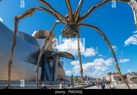 Araña gigante escultura Maman, de Louise Bourgeois, fuera del museo Guggenheim, Bilbao, País Vasco, España