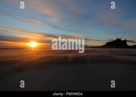 Bamburgh Castle al amanecer.