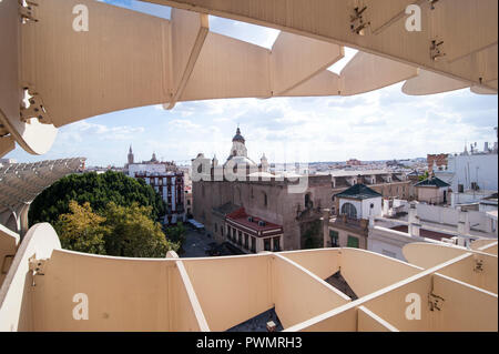 España, Sevilla:Metropol Parasol es una estructura de madera situada en la plaza de la Encarnación, en el casco antiguo de Sevilla, España. Fue diseñado por el G
