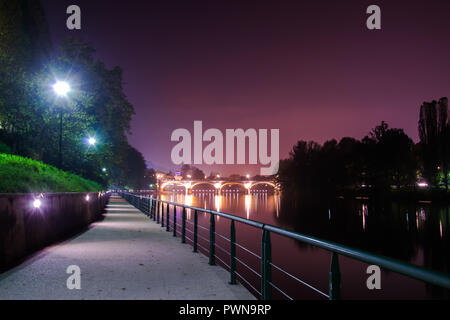 Turín Ponte Isabella y el río Po en la noche