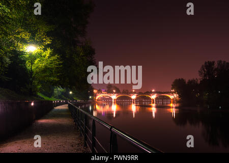 Turín Ponte Isabella y el río Po en la noche