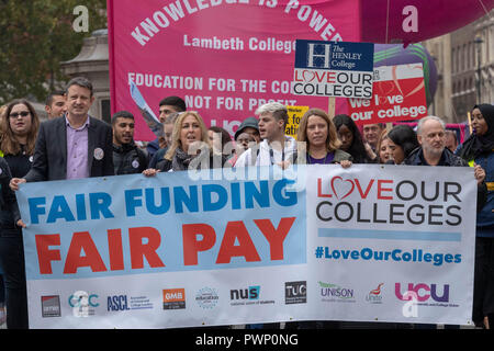Londres, Reino Unido. 17 Oct, 2018. Protesta de financiación de la enseñanza complementaria en el centro de Londres. Ian Davidson crédito/Alamy Live News Foto de stock