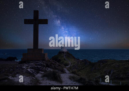 Impresionante vibrante Vía Láctea imagen compuesta a lo largo de paisaje de Ynys Llanddwyn Isla Angelsey