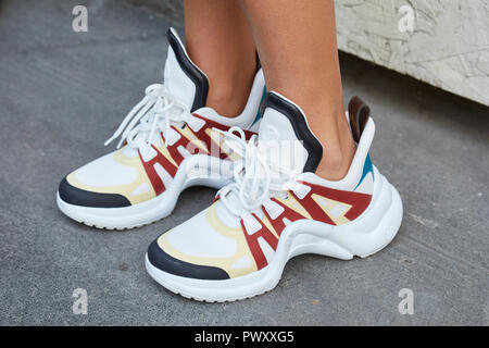 Mujer con oro y plata Louis Vuitton bolsa antes de Salvatore Ferragamo  Fashion Show, la Semana de la moda de Milán street style en enero de 2017  Fotografía de stock - Alamy