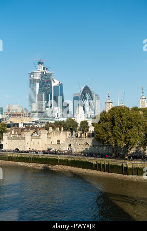 La Torre de Londres sobre el río Támesis con el pepinillo y QUESO RALLADOR rascacielos de la ciudad de Londres, Inglaterra, Reino Unido