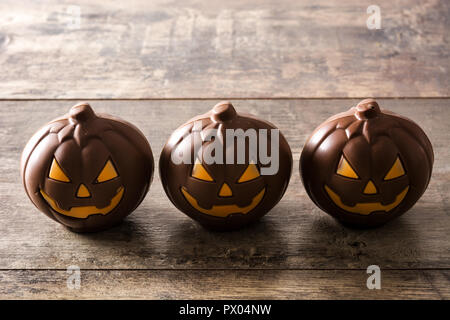 Halloween calabazas de chocolate sobre la mesa de madera Foto de stock