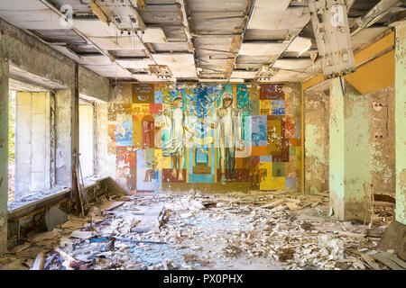 Vista interior de la oficina de correos abandonada en Pripyat, Chernobyl, Ucrania. Foto de stock