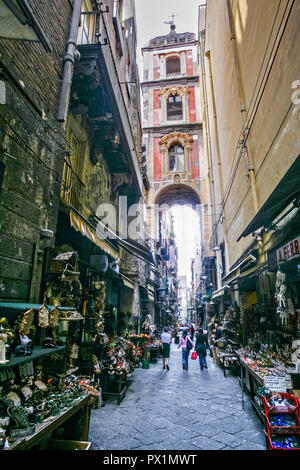 Via San Gregorio Armeno es una calle en el centro histórico con la torre del campanario de la iglesia homónima elevándose en Nápoles, en el sur de Italia. Foto de stock