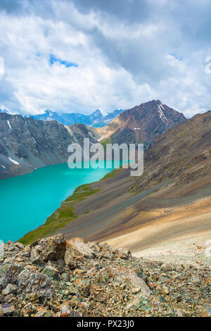 Hermoso paisaje con lago de montaña turquesa esmeralda Ala-Kul, Kirguistán.