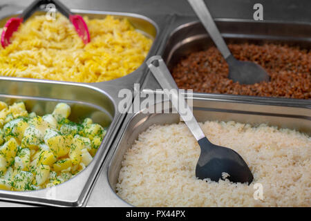 https://l450v.alamy.com/450ves/px44px/arroz-hervido-blanco-en-un-recipiente-de-metal-cantina-servicio-de-catering-px44px.jpg