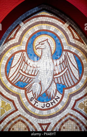 Iglesia católica de San Pablo, Belfast, Irlanda del Norte. Símbolo del evangelista san Juan. Ulster, Reino Unido. Foto de stock