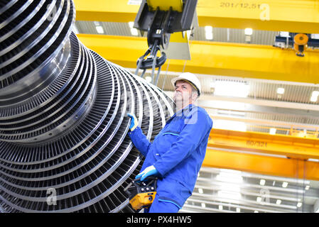 Producción y diseño de turbinas de gas en una fábrica industrial moderna Foto de stock
