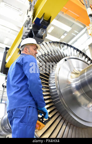 Producción y diseño de turbinas de gas en una fábrica industrial moderna Foto de stock