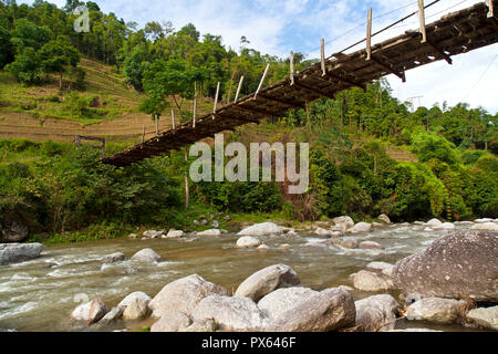 Pequeño puente de madera usada por las personas de la minoría étnica Dao Rojo (DAO), Hoang Su Phi, provincia de Ha Giang, en las zonas montañosas del noroeste de Vietnam. Foto de stock